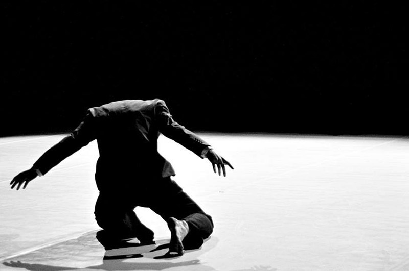 Scena z przedstawienia "Powtarzaj za mną", choreografia: Maciej Kuźmiński, fot. Cseresznye Cseri.